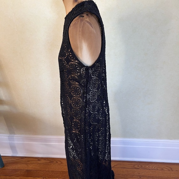 Crocheted, floor-length overlay with front and
back slits - Picture 3 of 4